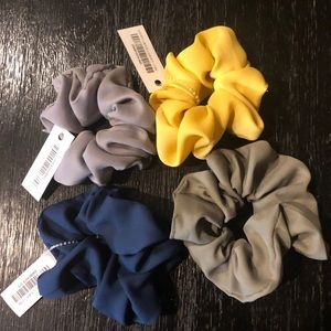 4 scrunches NWT